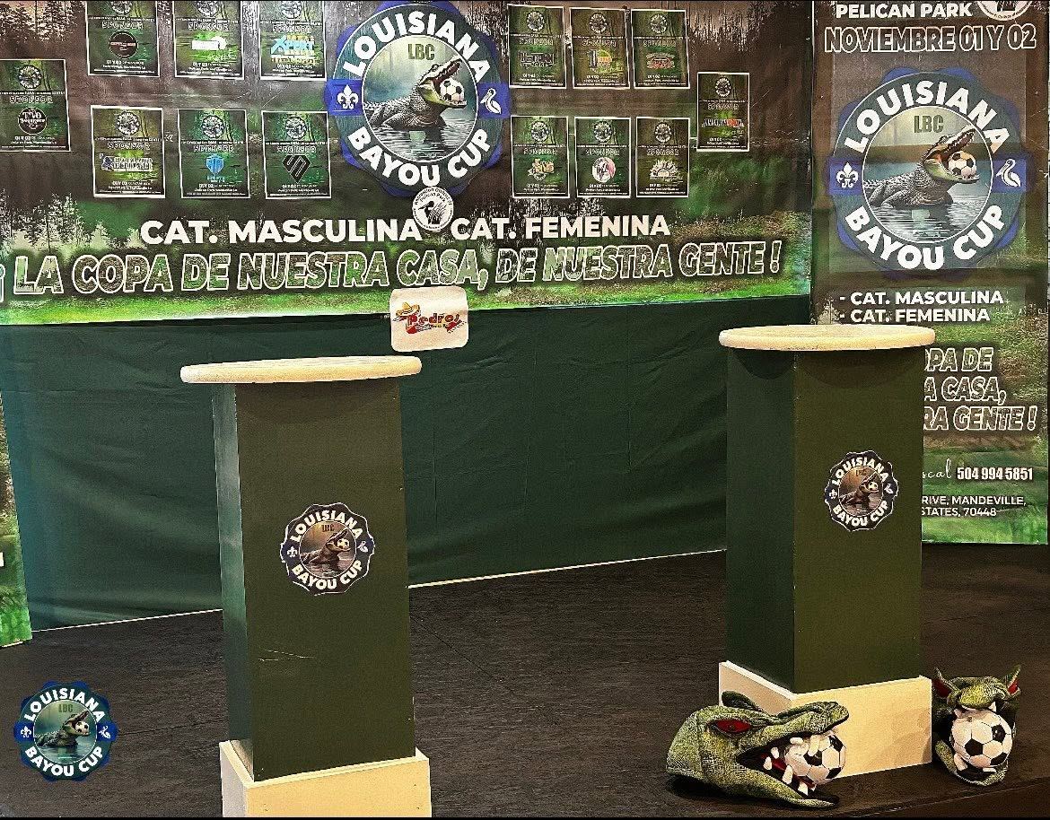 Set del show de la Bayou Cup con podios y el escudo del torneo
